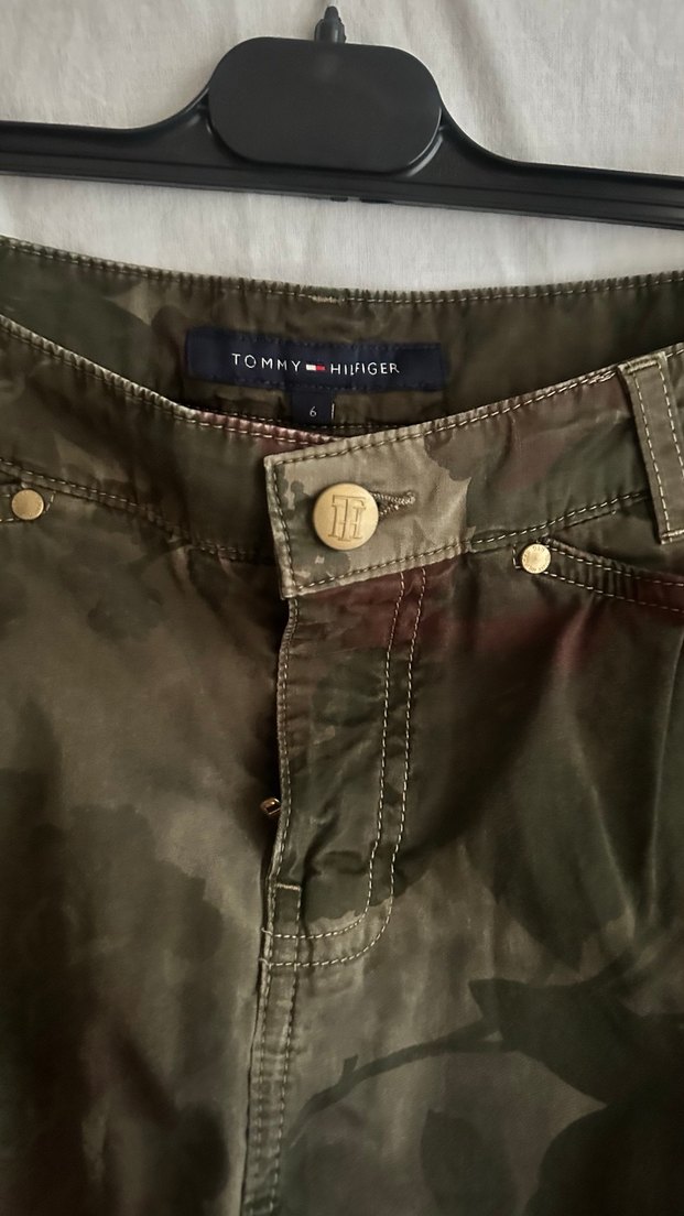 Tommy Hilfger Orijinal Düğmeli Kamuflaj Desenli Midi Etek - Görsel 2