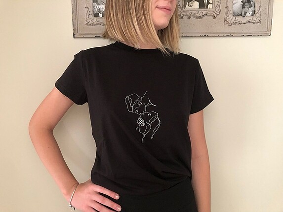 Öpücük. Özel Baskılı Siyah Kadın T-shirt