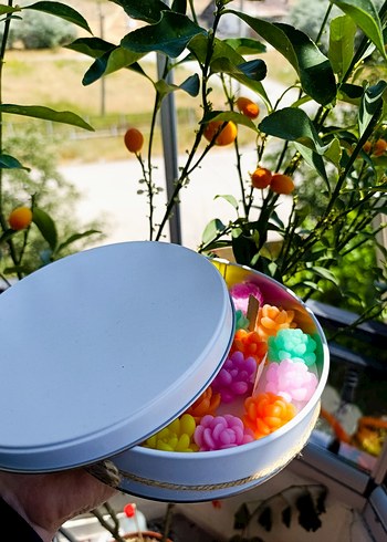 Beden Renkli Çiçek Tasarımlı Mum Seti Kapaklı Metal Kutu