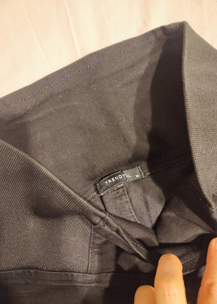 Dar paça, mom Jean ve kargo siyah pantolonlar. - Görsel 2