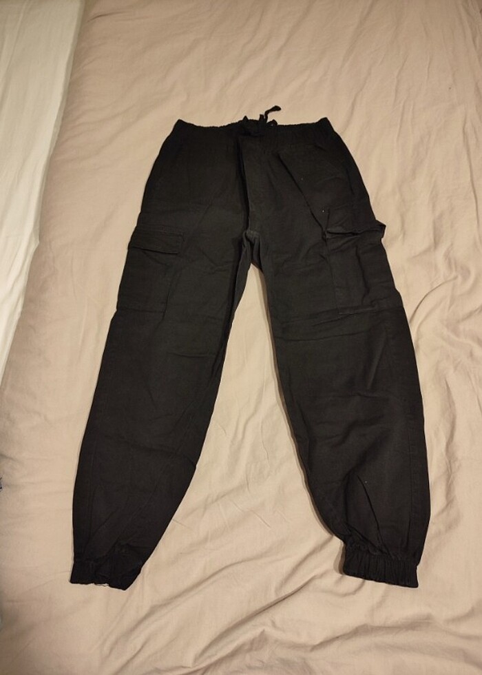 Dar paça, mom Jean ve kargo siyah pantolonlar. - Görsel 5