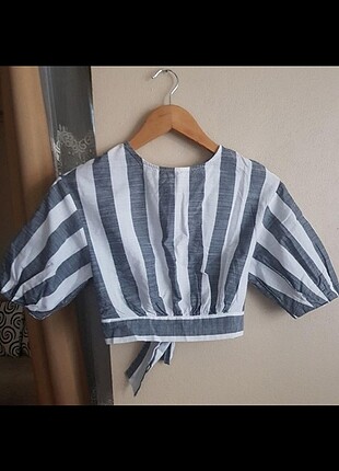 Bershka balon kol arkadan bağlamalı sırt dekolteli crop gömlek b