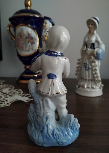 Mavi ve Beyaz Keman Çalan Figürin - Görsel 3