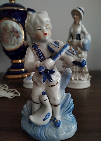 Mavi ve Beyaz Keman Çalan Figürin - Görsel 2