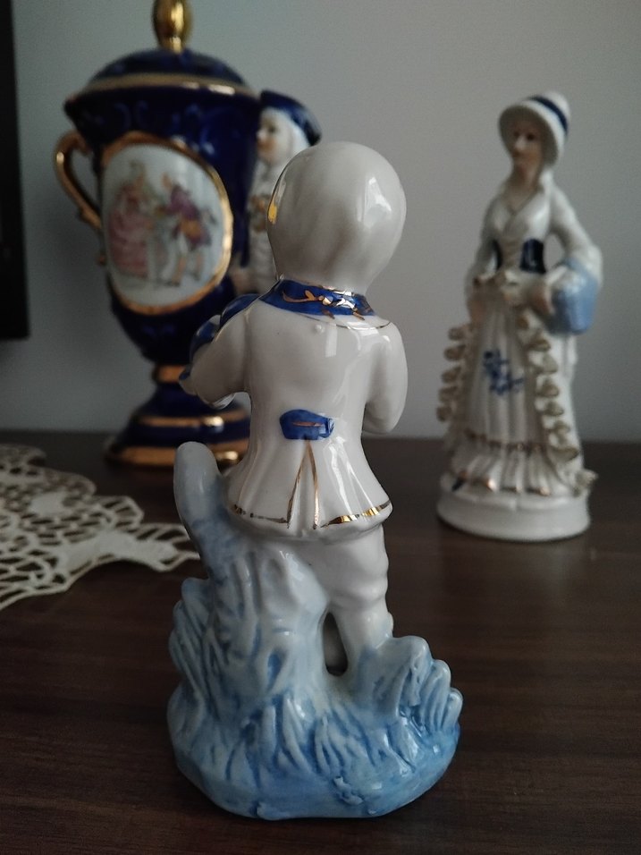 Mavi ve Beyaz Keman Çalan Figürin - Görsel 3