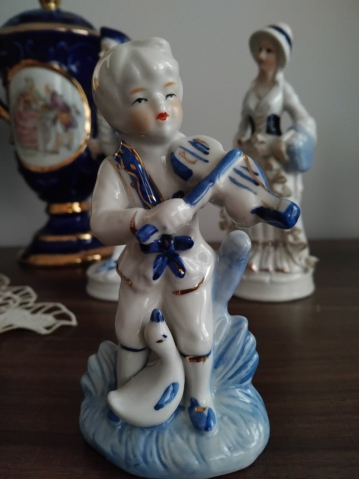 Mavi ve Beyaz Keman Çalan Figürin - Görsel 2