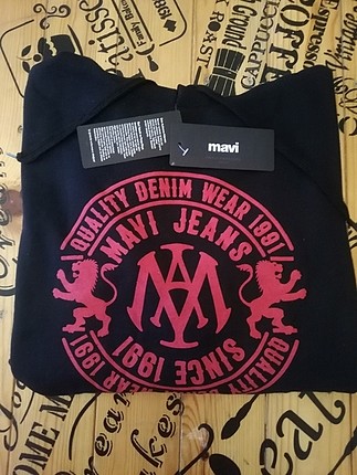 m Beden siyah Renk etiketli sweatshirt en iyi yılbaşı hediyesi :) 