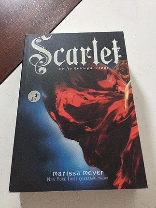 Bir ay günlüğü serisinin 2. Kitabı Scarlet