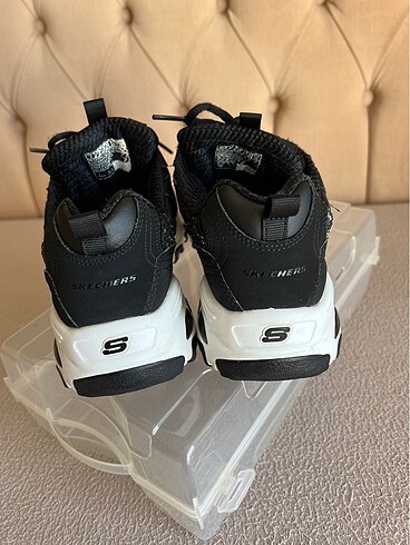 37 Beden siyah Renk Skechers ayakkabi