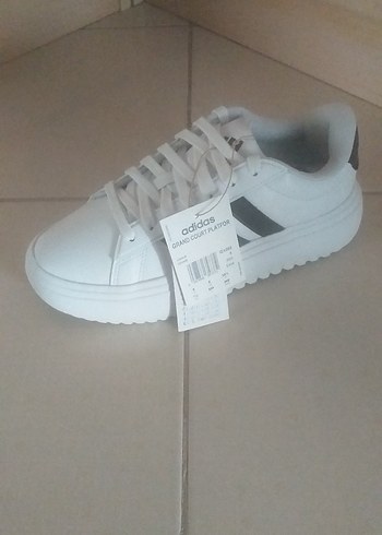 adidas Beyaz Kadın Spor Ayakkabı/Orjinal üründür.