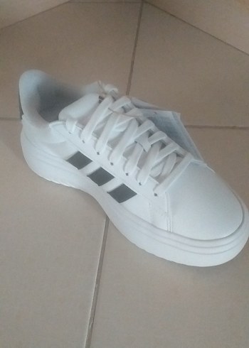 Adidas adidas Beyaz Kadın Spor Ayakkabı/Orjinal üründür.