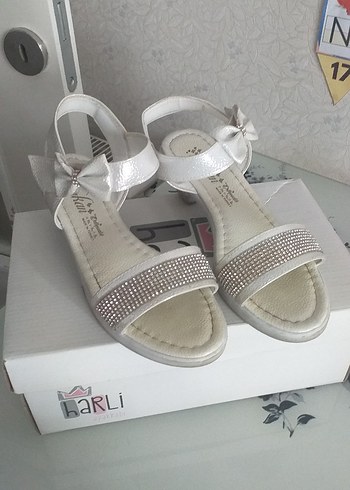 Beyaz Kız Çocuk Tokalı Sandalet