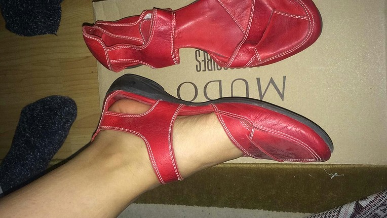 kırmızı sandalet