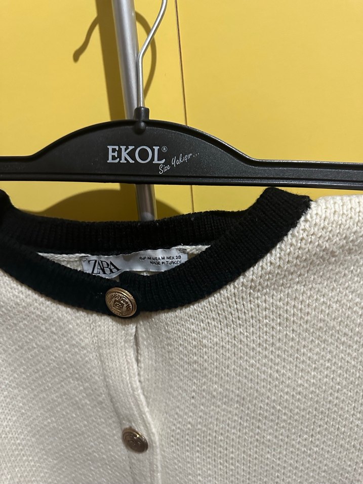 Kısa, beyaz, düğmeli kadın hırka #Zara m beden - Görsel 3