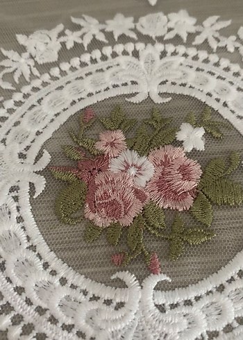 Gül Motifli Nakışlı Yuvarlak Dantel Örtü - Görsel 2