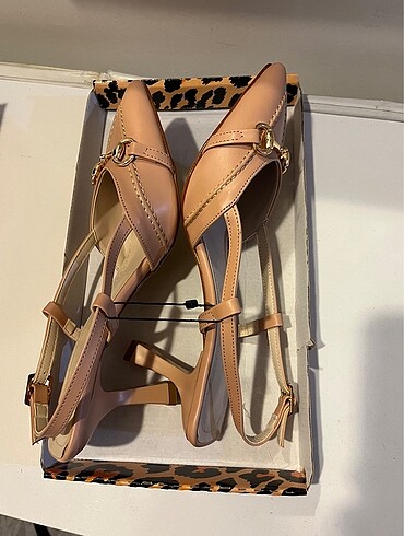 Toka detaylı sivri burun retro stiletto - Görsel 5