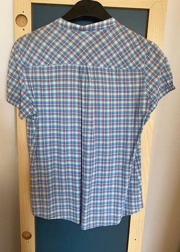 Düğmeli V Yakalı Kadın Gömlek - Görsel 2