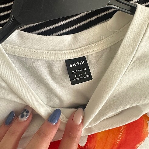 Sheinside Shein çiçekli crop t-shirt