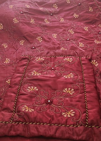 Bordo İşlemeli Parlak Yatak Örtüsü - Görsel 2