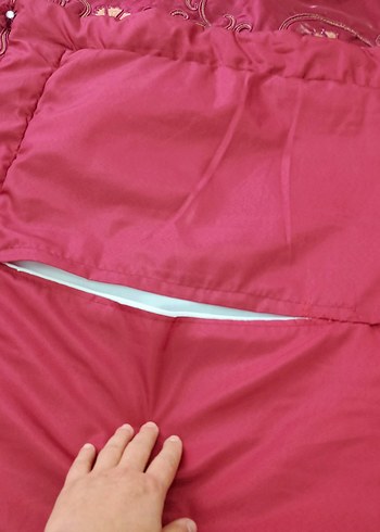 Bordo İşlemeli Parlak Yatak Örtüsü - Görsel 3