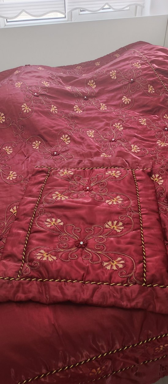 Bordo İşlemeli Parlak Yatak Örtüsü - Görsel 2