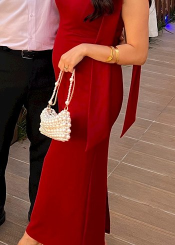 Diğer kırmızı fiyonklu abiye