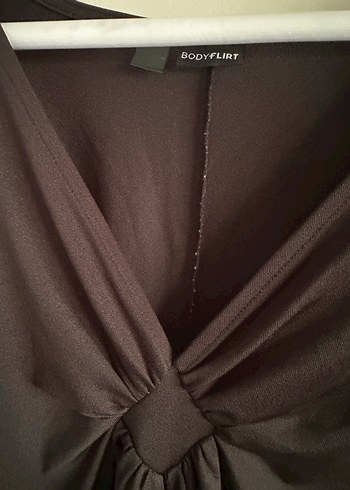 BODYFLIRT Siyah V Yaka Dökümlü mini elbise - Görsel 3