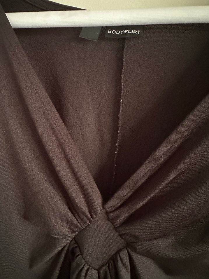 BODYFLIRT Siyah V Yaka Dökümlü mini elbise - Görsel 3