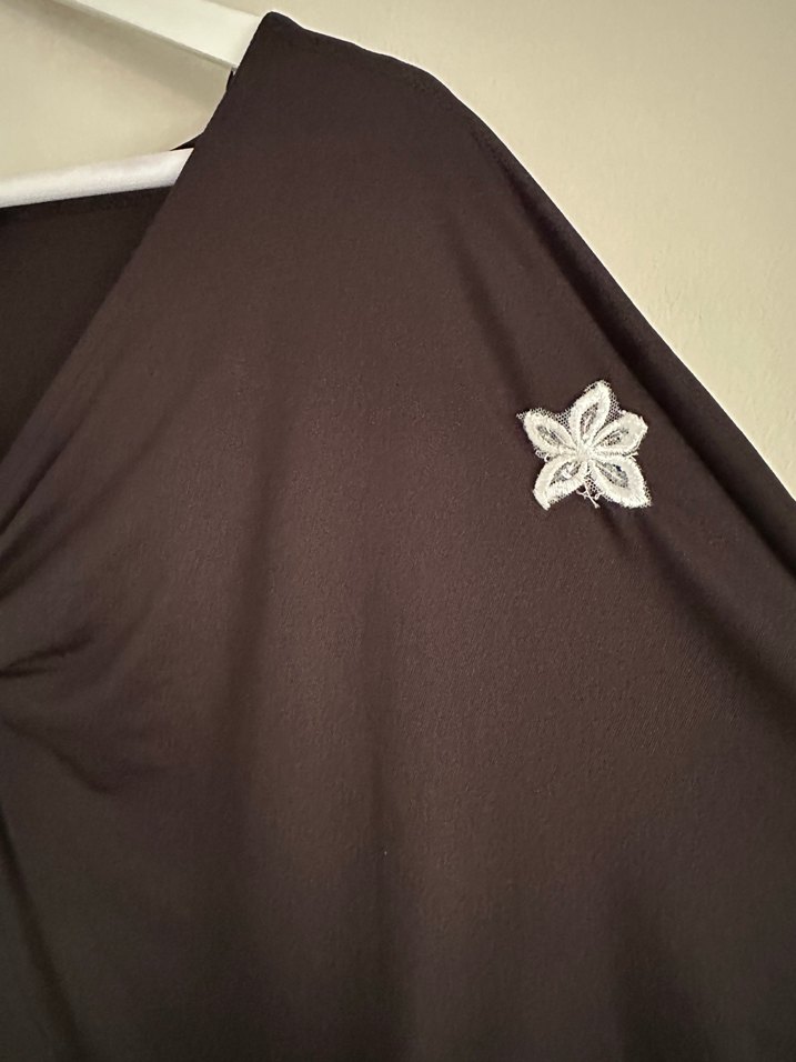 BODYFLIRT Siyah V Yaka Dökümlü mini elbise - Görsel 4