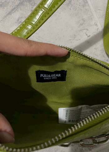 Pull and Bear Zincir Detaylı Yeşil Yılan Derisi Desenli Çanta