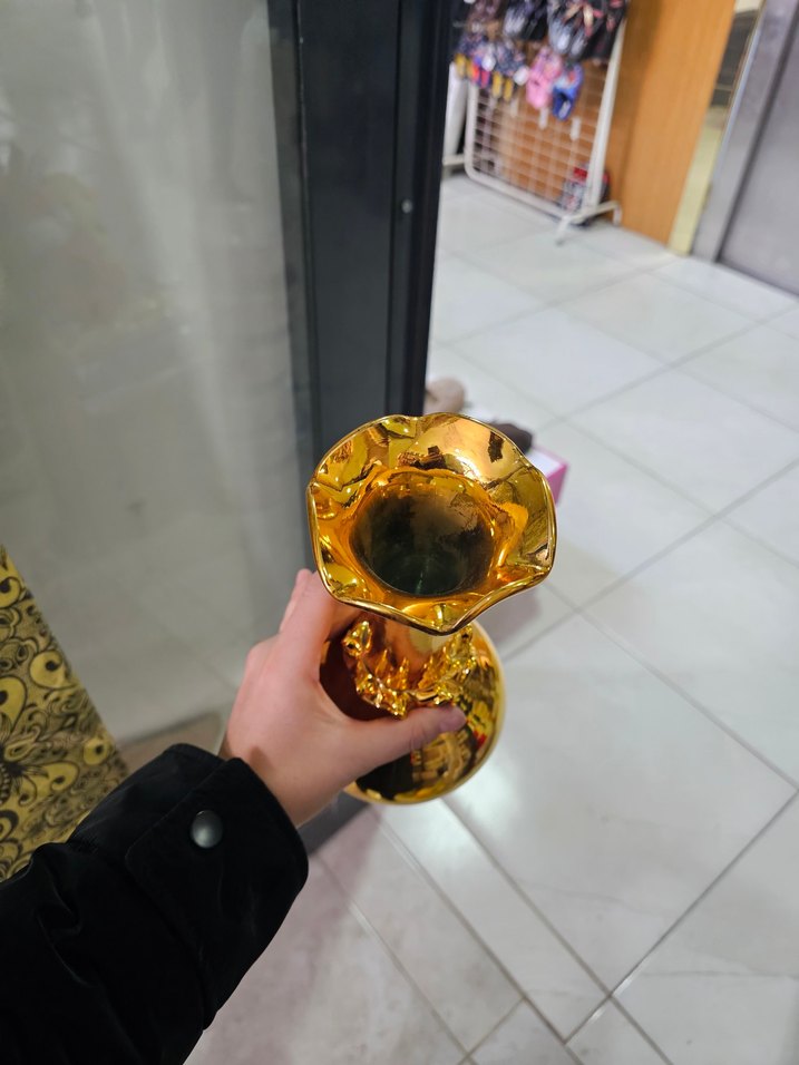 Altın Renkli Metal Vazo - Görsel 3