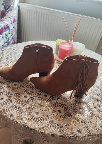 Püsküllü Kahverengi Süet Dolgu Topuklu Bot - Görsel 3