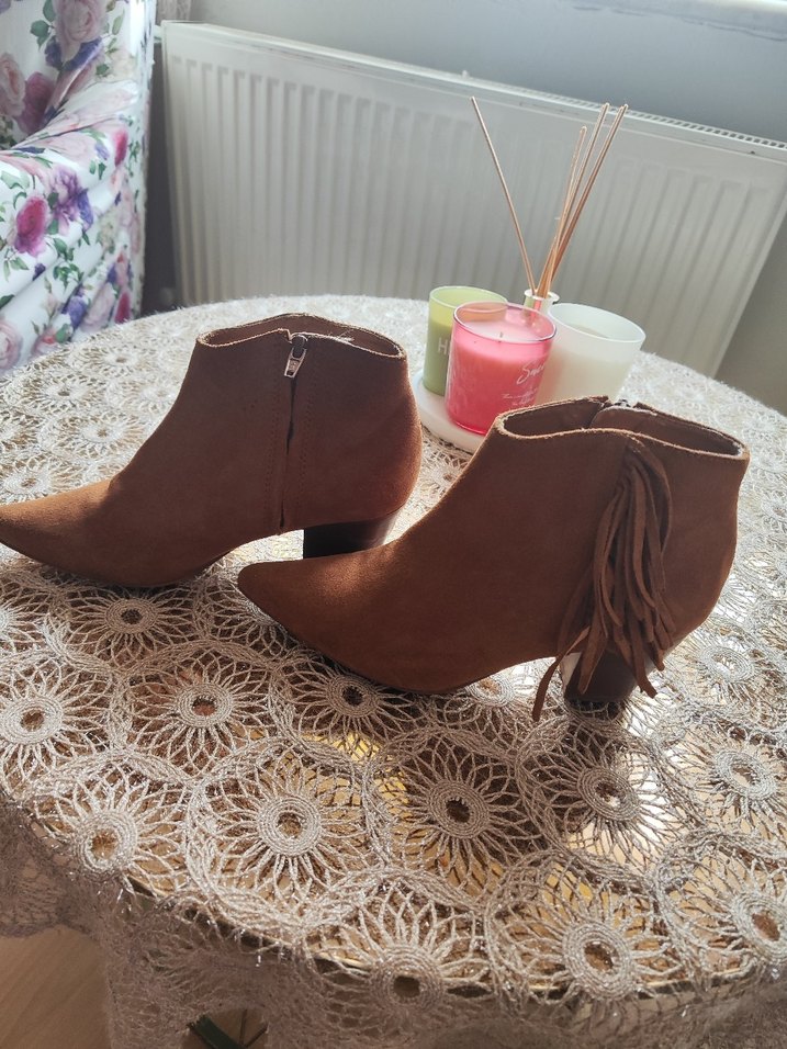 Püsküllü Kahverengi Süet Dolgu Topuklu Bot - Görsel 3