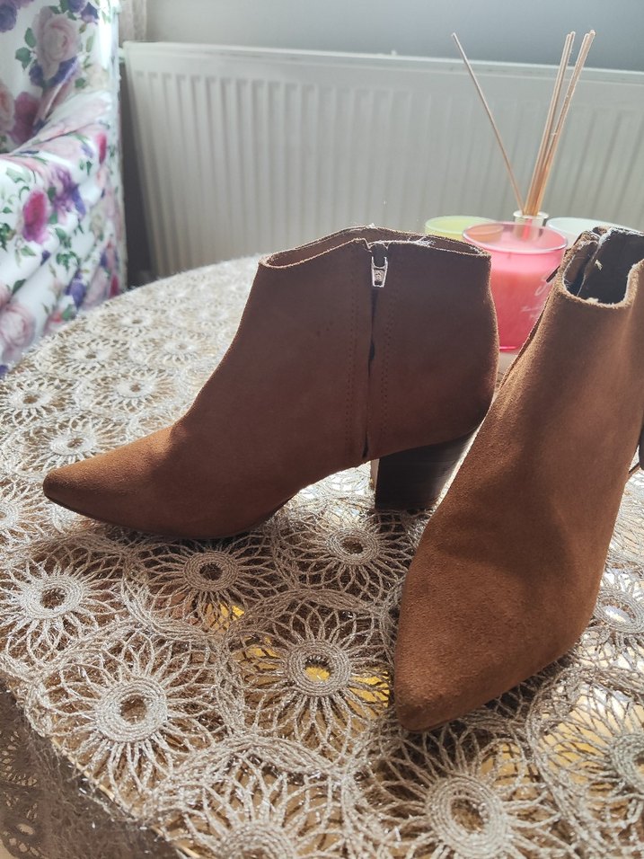 Püsküllü Kahverengi Süet Dolgu Topuklu Bot - Görsel 2