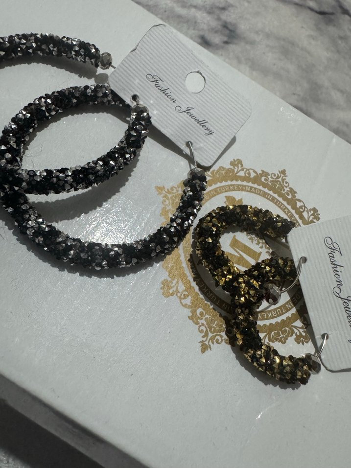 Siyah Boncuk İşlemeli Mini Halka Küpeler - Görsel 2
