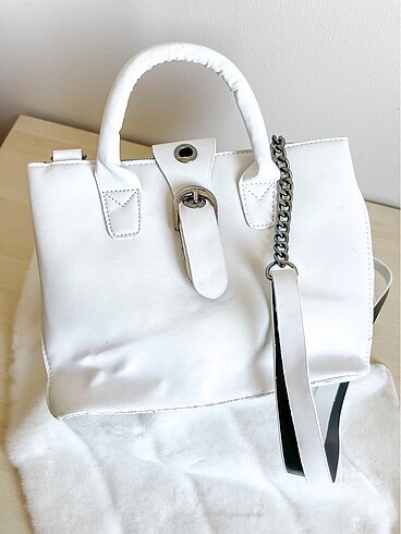 Beyaz çok bölmeli çanta