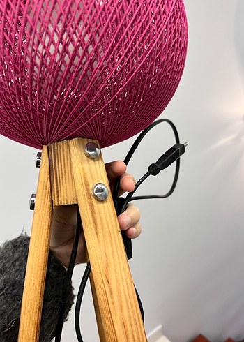 Pembe İp Detaylı Ahşap Tripod Masa Lambası - Görsel 4