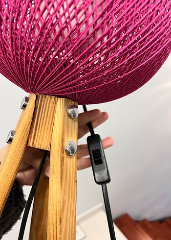 Pembe İp Detaylı Ahşap Tripod Masa Lambası - Görsel 5