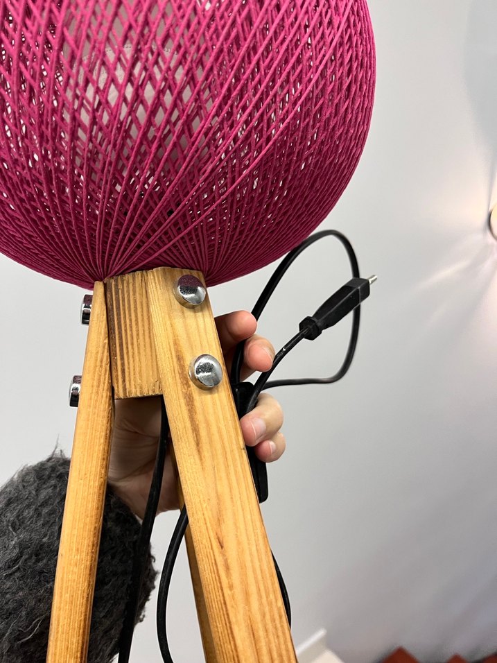 Pembe İp Detaylı Ahşap Tripod Masa Lambası - Görsel 4