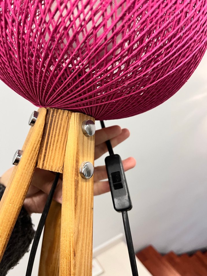 Pembe İp Detaylı Ahşap Tripod Masa Lambası - Görsel 5