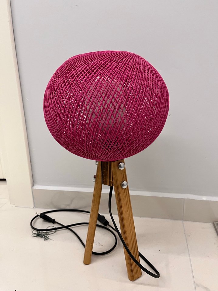 Pembe İp Detaylı Ahşap Tripod Masa Lambası - Görsel 2