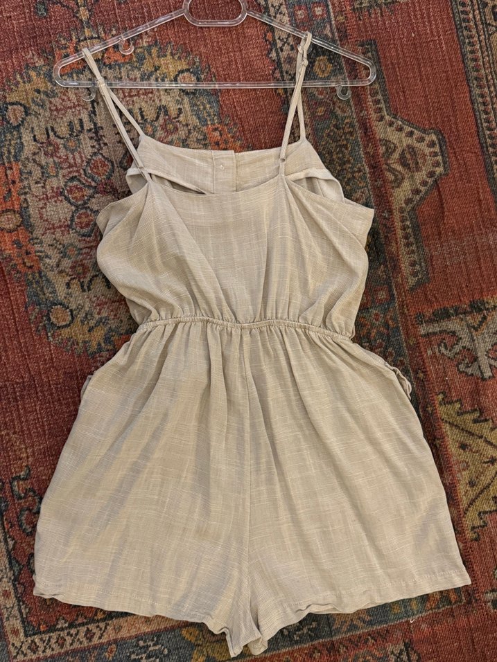 Düğmeli Bej Keten Mini Tulum - Görsel 4