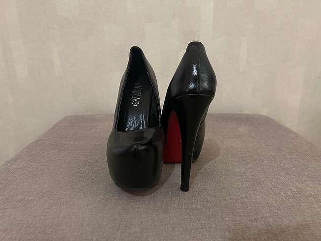 15 cm platform hiç giyilmedi 36 numara kırmızı taban