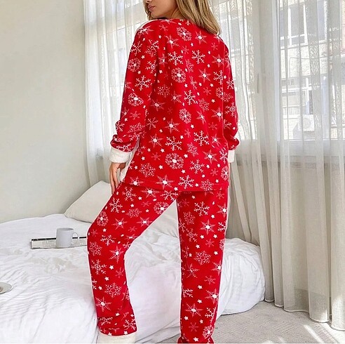 Diğer Peluş Pijama Takımı