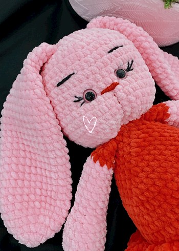 Pembe ve kırmızı peluş oyuncak tavşan