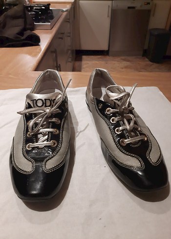 Tod's sneaker.