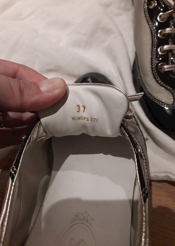 37 Beden Tod's sneaker.