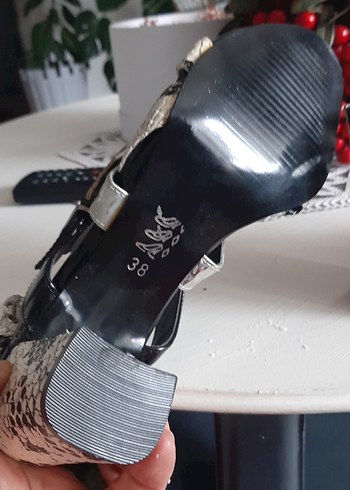 Gri Yılan Desenli Tokalı Yüksek Topuklu Kadın Ayakkabı mag marka - Görsel 4