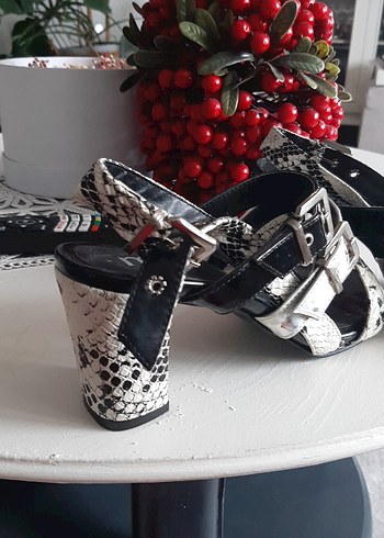 Gri Yılan Desenli Tokalı Yüksek Topuklu Kadın Ayakkabı mag marka - Görsel 2