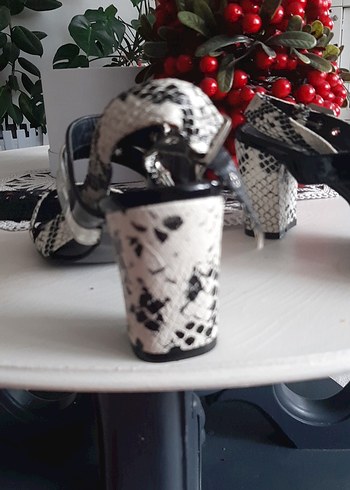 Gri Yılan Desenli Tokalı Yüksek Topuklu Kadın Ayakkabı mag marka - Görsel 3